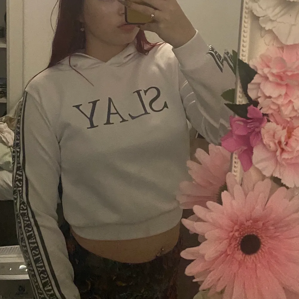 Vit hoodie från fashionnova köpt för 2 år sen, använt den kanske 5 gånger, den är lite kortare och liten i storleken. Hoodies.