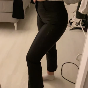 Skinnbyxor  - Fina skinnbyxor inifrån vila. Storlek 36. Köparen står för frakten! 