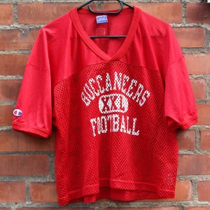 Champion Jersey XL  - 🏈 Champion Jersey 🏈  I fint skick men är lite insydd i ärmarna (för bättre fit, se sista bilden). Storlek XL dam. Mer en oversize L Frakt 22kr