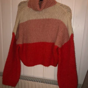 Stickad tröja med hög hals  - Stickad tröja med hög hals från chiquelle tror jag! Jätte fin och inte använd så många gånger!  Priset går att diskuteras