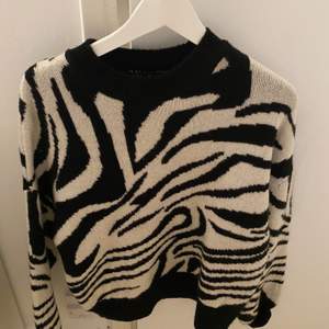 Stickad tröja i zebra mönster 