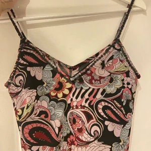 Linne med fina mönster 🎀🏰 - Så fint linne med fina mönster, tycker inte de passa på mig så som jag ville bara💌⛲️ storlek xs men passar nog på s också 