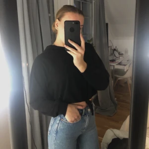 Hoodie  - Säljer min svarta hoodie från H&M. Snöre i midjan. Storlek S. 100kr inklusive frakt 