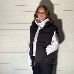 Dunväst - Storlek: XL Märke: EVEREST Färg: Svart  Fler bilder? Kontakta oss!