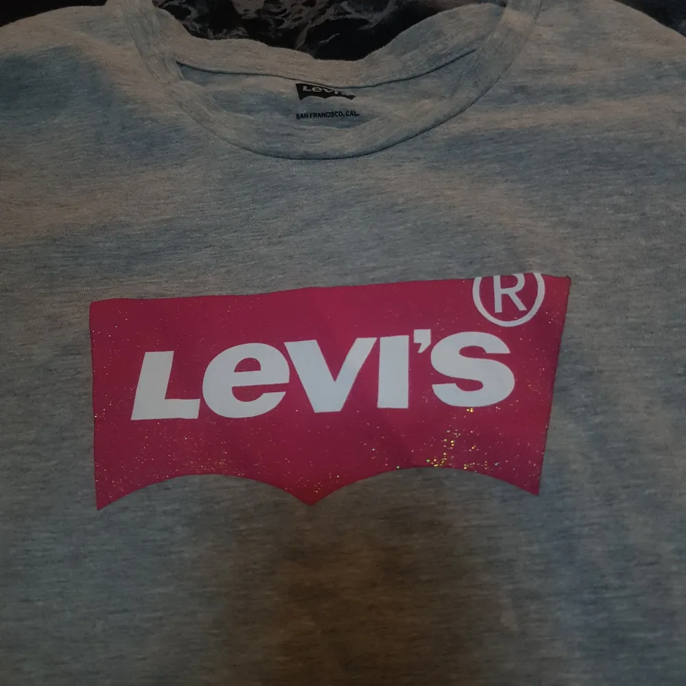 Tröja från Levi's i nyskick . T-shirts.