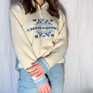 Tröja - Storlek: M Färg: Vit/ljusblå Fler bilder? Kontakta oss!