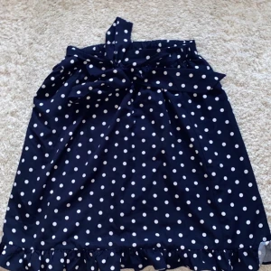 Prickig kjol ifrån NAKD. Strl 40 - Kjol från NAKD i Strl 40 som är blå med vita prickar. Kättefin till sommaren!