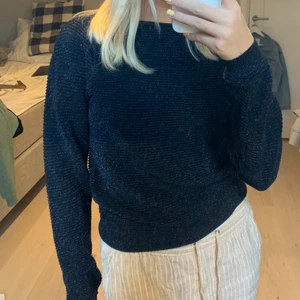 glittrig tröja - jättefin tunn mörkblå glittertröja med detaljer på axlarna. storlek m men passar mig som är en xs. köpare står för frakt💕😊