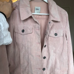 Rosa Manchester jacka - Jättefin gammalrosa Manchester jacka från Nelly! Endast använd vid några enstaka tillfällen så fint skick💕😝 har du några frågor, skriv privat