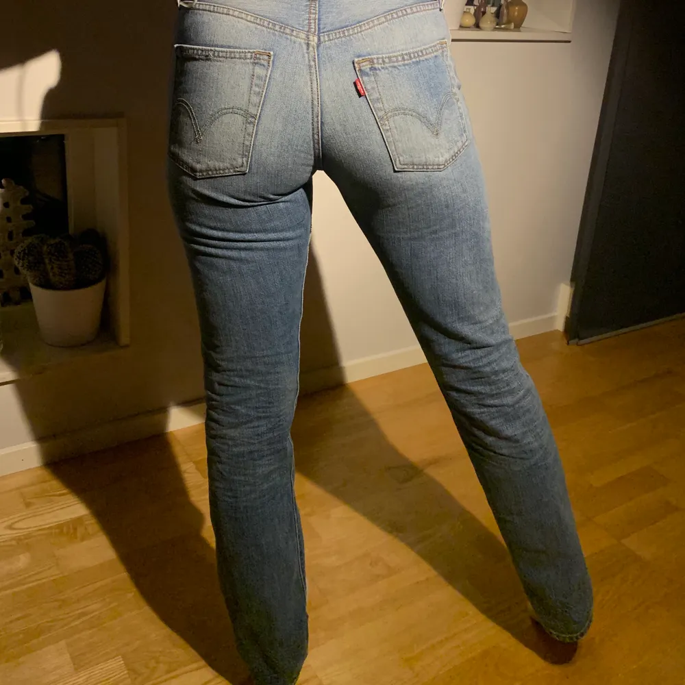 Levis jeans köpta second hand som är i sjukt bra sick. Inte använda av mig endast tvättade o säljer för de ej kommer till användning. Jätte snygga jeans i modellen 501 och storleken stämmer bra. Är 173 o brukar ha S/36-38 i jeans. . Jeans & Byxor.