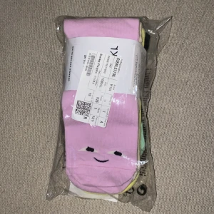 Färgglada strumpor från Monki  - Söta höga strumpor från monki i strl 39-41. Frakt tillkommer 🤍