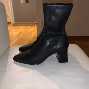 Skinn stövletter från &Other Stories - Ett par svarta skinn stövletter i stl 36 från &Other Stories, (den här säsongen).  Skorna är i nyskick, alltså aldrig använda utan bara provade hemma. Köpte för 1450:-, jag säljer skorna för 1100:-