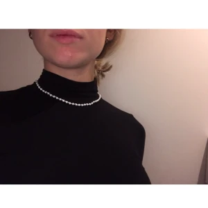 Egengjort halsband!!! - Säljer detta egengjora halsband i vita och silvriga pärlor. Sitter på ett elastiskt band!!💓