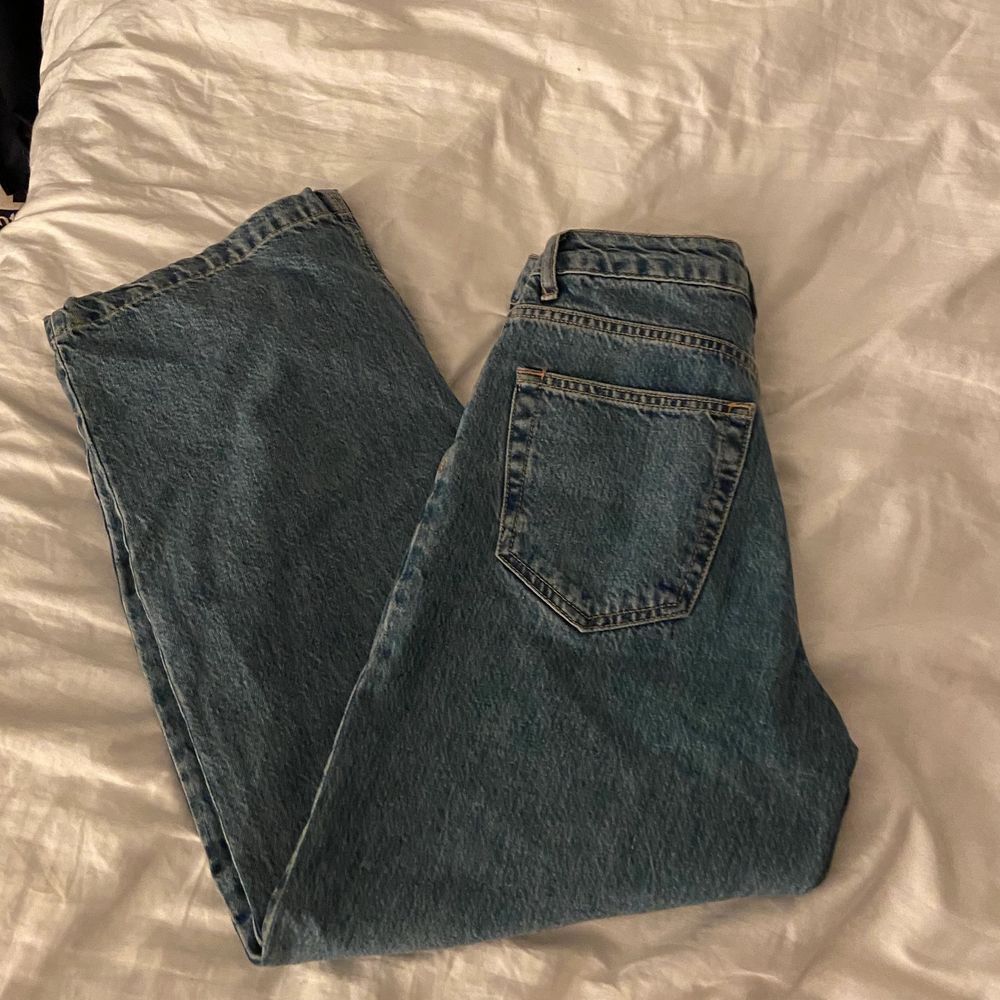 Hej säljer ett oar jeans köpa på zalando (märke Topshop modellen  Moto) i stl W25 L32 jeansen är korta i modellen så är ganska korta. De motsvarar ungefär en XS. Sparsamt använda så skicket är bra. Säljes då de blivit aningen för små ej så stretchigt material. Tveka inte på att fråga om ni undrar något🥰. Jeans & Byxor.