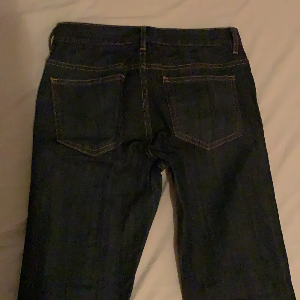 fina lågmidjade jeans i fint skick, kommer inte till användning hos mig. frakt tillkommer:))💞. Jeans & Byxor.
