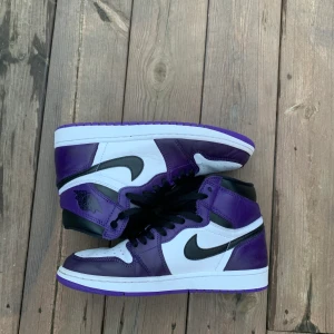 Jordan 1  - Jordans i storlek 42,5. I bra skick, köpta för 4500kr. Budet ligger på 2700kr.