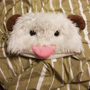 League of legends mössa - Köpt på comic con och är inte använd så i nyskick. Väldigt söt och rolig att ha nu på vintern.