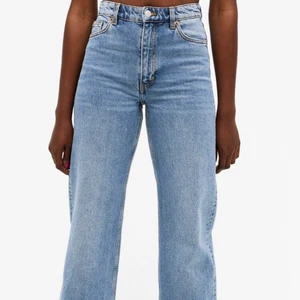 Monki Yoko Mid Blue Jeans Strl 29  - Ett par jättefina jeans från monki i storlek 29. Jag säljer pga att de är för stora för mig. Jag har använt de ett fåtal gånger och jag skulle säga att de passar någon som har strl 38/S/M. Jag säljer de för 180 kr + frakt. Om flera är intresserade får man buda💕 Jag kan skicka fler bilder till den som är intresserad. 
