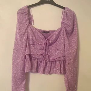 BLUS  - En oanvänd blus som bara hänger i min garderob.