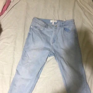 Jeans - Säljer dessa blåa jeans aldrig använda från mango. Nypris: 469 