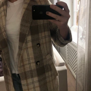 Rutig kappa - Varm rutig kappa i finaste modellen! Från hm och helt slutsåld direkt!