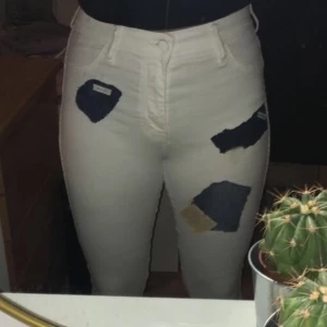 Vita jeans - Ett par super coola vita jeans med ditaljer 💕 pris kan diskuteras,(köparen står för frakten)