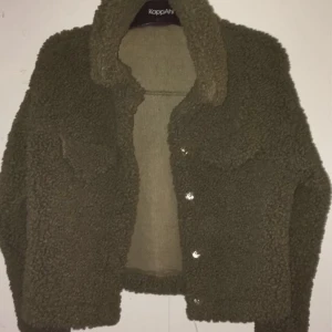 Teddy jacka - En grön Teddy jacka från Gina köpte den förra våren köpte den för 400kr så säljer den för 150kr. Priset kan diskuter( köparen står för frakten)🙂