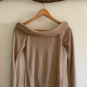 Off Shoulder Gina Tricot stl S - Off Shoulder Gina Tricot stl S (passar även XS-M). Använd fåtal gånger. 