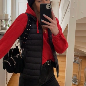 Connie väska från Gina tricot  - Populär väska från Gina tricot. Får plats med väldigt mycket i och matchar till mycket. Säljer på grund av att den inte används längre. Fint skick inga defekter eller skavanker. Priset går att diskutera vid smidig affär<3 spårbar frakt!