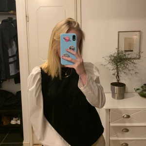 Zara tröja - Den perfekta tröjan från Zara, knappar i ryggen som man kan se på sista bilden. Använd en gång, säljer för att jag måste få plats i garderoben! Du betalar frakten eller så kan vi mötas upp i Göteborg😇