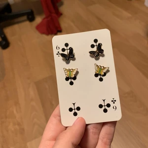 Fjärilsörhängen - Två par fina fjärilsörhängen. Köpt på secondhand men inte andvänd efter. Ett par har en ”plupp” men två långa kedjor. De kommer desinfekteras innan frakt.☺️ OBS!! Köparen står för frakten!!💕