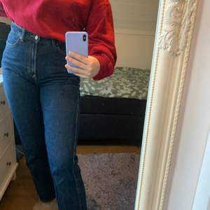 Snygga jeans från Weekday i modellen Rowe. Köpta för 500 kr förra året, fint skick.