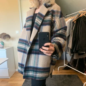 Manteco Wool Blend kappa H&M  - Jättefin beige, rutig kappa från H&M i 70 % ull.  Värmer därför bra! Storlek S, men är oversized i modellen så passar allt mellan XS-L beroende på hur man vill att den ska sitta.   Mycket sparsamt skick och inga märken eller defekter!   Inköpt december 2019 för 1299 kr.   Köparen står för frakten 🧚🏼‍♂️