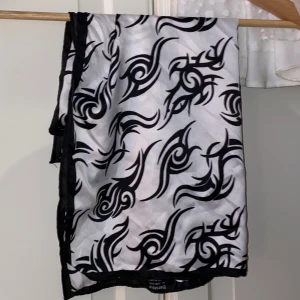 sjal med tribal mönster - sjal från bershka med tribal mäster 