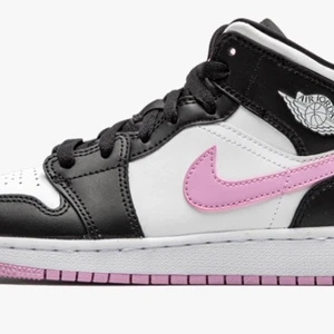 Jordan 1 Pink - Har 20 par i alla storlekar mellan 36-40. Pma mig, 1900kr per par ungefär beroende på storlek. Äkta och köpta på footlocker (har kvitton).  