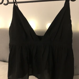 Topp från bik bok - Superfint linne från bik bok som är helt nytt. Tyvärr för liten för mig i bysten, storlek S passar även xs. Nypris 60 kr säljer för 50 kr då den är helt oanvänd. Frakt tillkommer