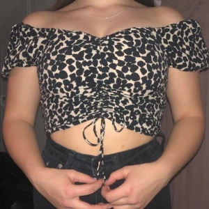 Topp ifrån hm - Super fin topp ifrån HM jag endast använt fåtal gåger då jag inte gillar hur den sitter på mig. Toppen är ribbad med stretch i ryggen.