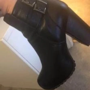 Stövletter storlek 37 - Lite skavda men inget man tänker på. Supersnygga och sköna att gå i. Köpa frn Din sko för 799:-