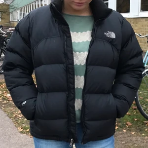 THE NORTH FACE JACKA - Sälja min the north face jacka pga använder inte längre. Den är i väldigt fint skick,kan skicka mer bilder om det skulle önskas💓💓buda i kommentarerna