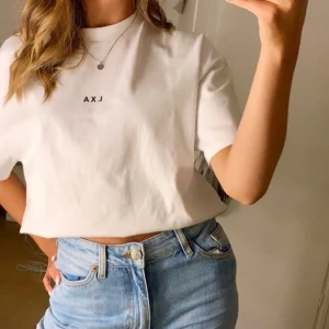 LXA Off white tshirt  - Nypris 349kr +frakt!! Säljer för 249kr!. UNISEX!! Storlek S, off white tshirt från Linn Ahlborgs senaste kollektion. endast testad. Mycket bra kvalitet. Slutsåld på hemsidan lxathelabel 💖