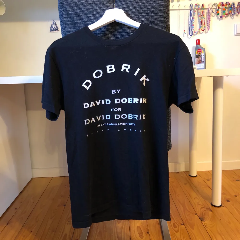 T-shirt av David Dobrik. Skönt material och bra skick. Köptes för ca 3 år sedan.. T-shirts.