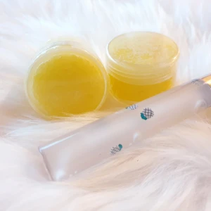Ananas lipscrub 🍍 - Ananas lipscrub 30kr/st, frakt 15kr. Dofta av Ananas.  Den hjälpa att ta bort det döda huden på läpparna. De också återfuktar läpparna och gör de mjukare. Man ska använda läppbalsam eller läpglans efter användning av Lipscrub. 