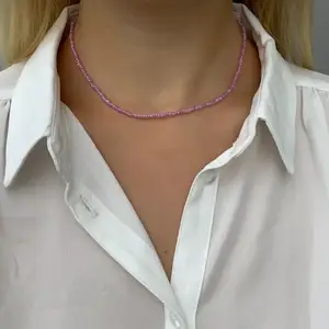 Lila pärlhalsband med små pärlor💜💫🤯⭐️🥰🦋🤩💞🥺 halsbandet försluts med lås och tråden är elastisk 
