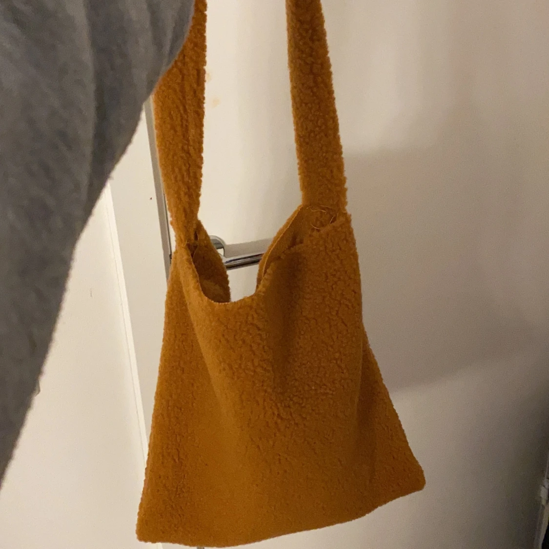 Fluffig ljusbrun tyg kasse!