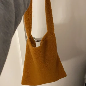 Fluffig ljusbrun tyg kasse! - Super fin och bekväm kasse där dator och böcker får plats