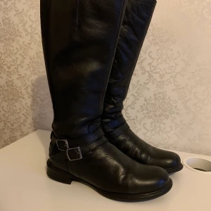 Svarta stövlar  - Säljer stövlar i stl 38, äkta skinn. Kan hämtas både i stockholm och västerås eller skickas mot frakt. Kartongen finns om det önskas.  