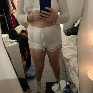 Shorts - Superfina skorts med spetsdetaljer. Står ingen storlek men skulle säga storlek 38. Skriv bara så skickar jag mer bilder!