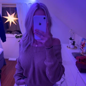 Mysig off-shoulder tröja  - Säljer min väldigt mysiga off-shoulder tröja i storlek 34, knappt använd!