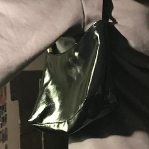 Svart baguette väska - Svart baguettväska. Dragkedja detaljer i guld. Oanvänd💕