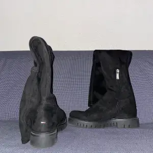 Tommy Hilfiger Long Boots (äkta) strl 37, använt de två gånger. Jag fick de i present för cirka 2-3 år sedan, de var lite för små för mig men jag trodde de skulle töja sig lite vilket de inte gjorde. 